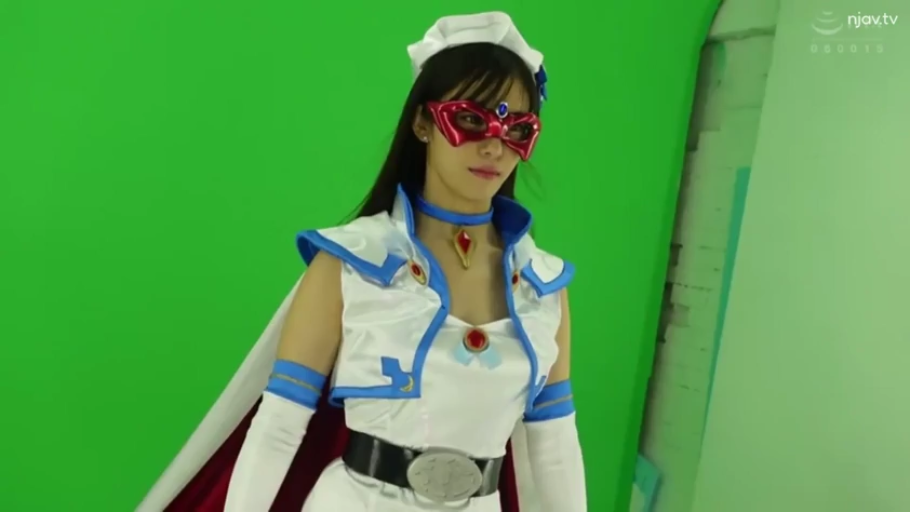 严肃 · 站立 · 摆拍 · 半身 · 亚洲女性 · 面具 · 战队制服 · 绿幕摄影棚