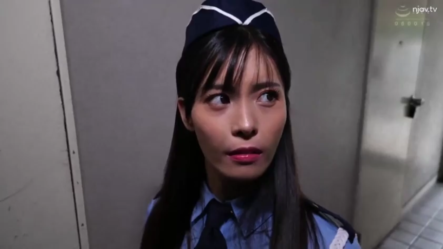 脸部特写 · 站立 · 观察 · 走廊 · 警觉 · 警察制服