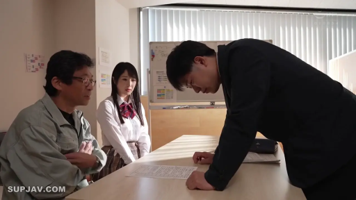 交谈 · 严肃 · 办公室 · 办公桌 · 全景 · 制服 · 多人 · 立姿