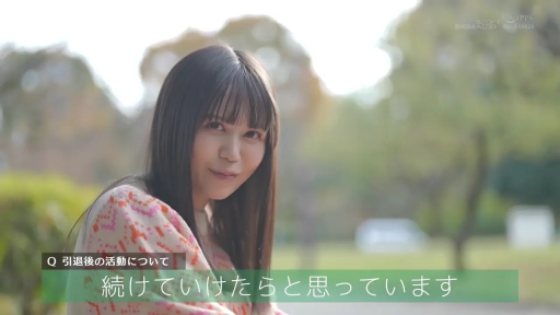 单人女性 · 中景 · 站姿 · 微笑 · 说话 · 户外公园 · 印花毛衣