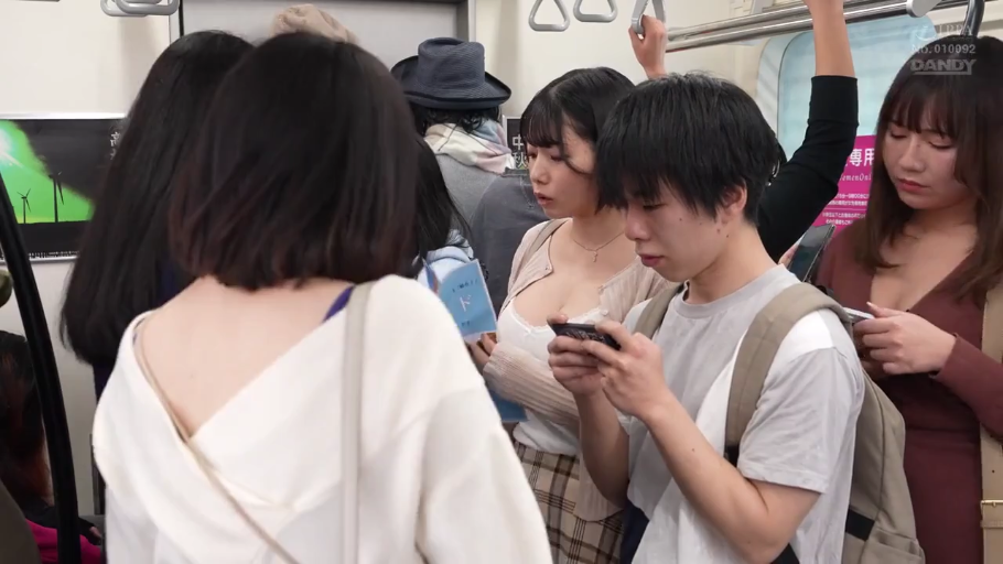 胸部 · 站立 · 便服 · 手机 · 乘车 · 电车 · 无表情 · 电车系列