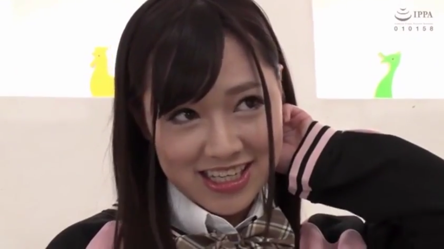 室内 · 脸部特写 · 学生制服