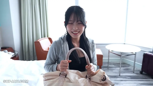 室内 · 坐姿 · 字幕 · 中景 · 微笑 · 对视 · 窗帘 · 蓝色吊带裙