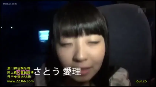 坐姿 · 臉部特寫 · 自然 · 近景 · 直視鏡頭 · 巴士车内 · 白色制服 · 巴士座椅