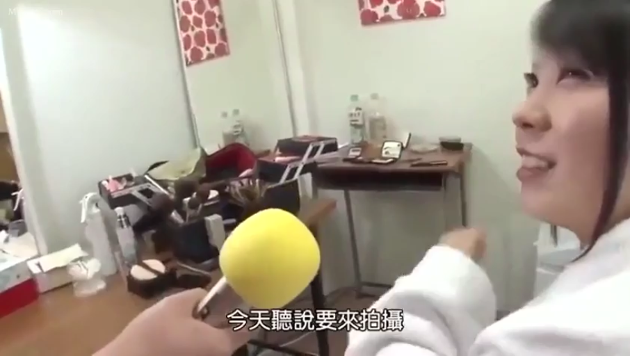 会話 · 微笑 · 顔のクローズアップ · 中文字幕 · 白色浴袍 · 化妆间 · 横になって座る · 黄色麦克风