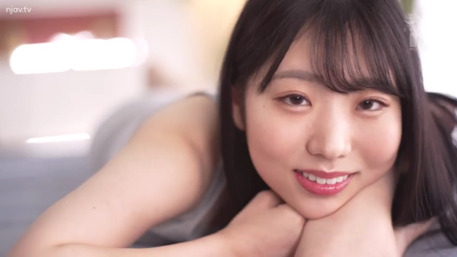 Indoor · Close-up of the face · 俯卧 · Smile · Gray vest · Gaze · 长发