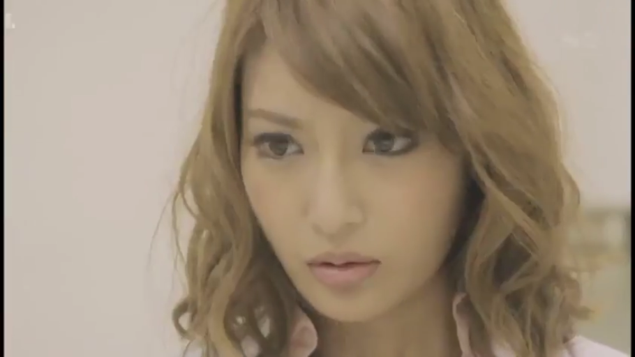 室内 · 真剣 · 顔部のクローズアップ · 注視 · ピンクの上着 · 横に頭を傾ける · 卷发