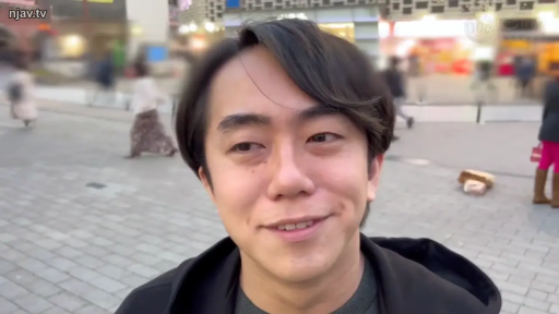 顔のクローズアップ · 户外街道 · 正对镜头 · 黑色连帽衫