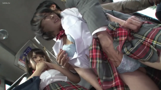 俯身 · 胸部特寫 · JK制服 · 公交车内