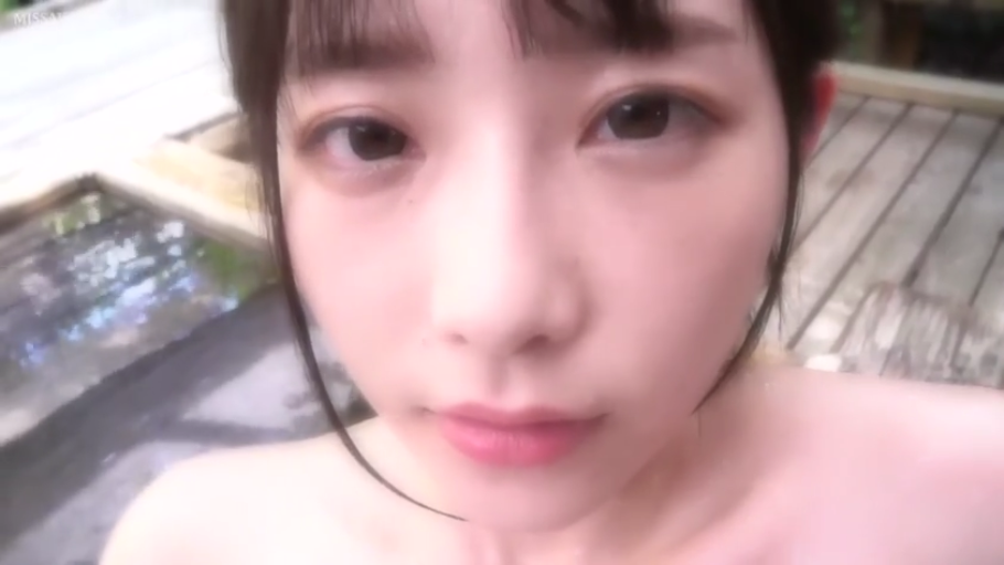 俯身 · 脸部特写 · 全裸 · 注视镜头 · 温泉