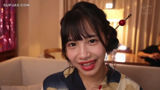 Indoor · Sitting Posture · Conversation · 单人 · 面部 · Smile · 和服 · 发簪