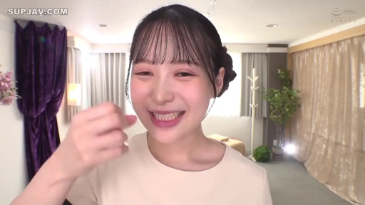 微笑 · 面部特写 · 室内客厅 · 日系风格 · 正面站姿 · 米色短袖上衣 · 对着镜头打招呼