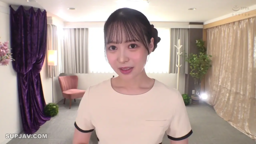 微笑 · 半身特写 · 注视镜头 · 室内房间 · 亚洲女性 · 正面站立 · 浅色短袖制服