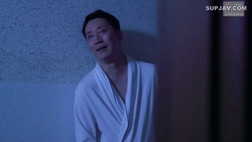 室内 · 站立 · 半身 · 男性 · 观看 · 浴袍 · 白色浴袍 · 担忧