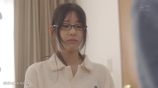 室内 · 严肃 · 脸部 · 眼镜 · 站立 · 垂首 · 米色翻领衫