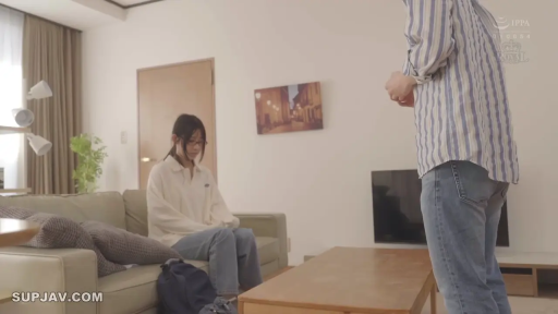 坐姿 · 忧郁 · 沙发 · 客厅 · 居家环境 · 远景 · 谈话 · 休闲服