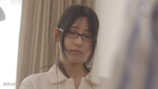 室内 · 忧郁 · 眼镜 · 站立 · 白衬衫 · 面部特写 · 注视 · 单人特写