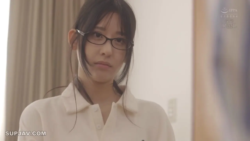 室内 · 严肃 · 眼镜 · 站立 · 面部特写 · 白色上衣 · 注视