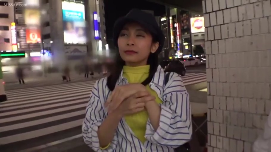 平静 · 沙发 · 客厅 · 远景 · 趴卧 · 居家服 · 日常生活 · 玩手机