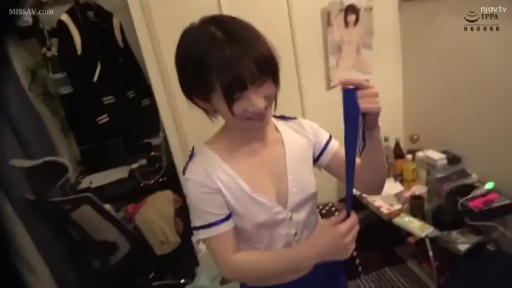 室内 · 面部 · 俯身 · 羞涩 · 微笑 · 背心 · 近景 · 杂物