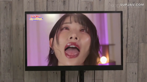 仰头 · 阿嘿颜 · 面部大特写 · 电视机 · 翻白眼 · 黑色服装 · 张嘴吐舌 · 显示器前