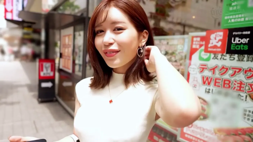 站立 · 展示 · 微笑 · 面部特写 · 手机 · 白色无袖上衣 · 街头 · 户外日常