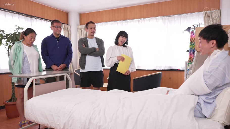 病房 · 文件夹 · 卧姿 · 微笑 · 病服 · 远景 · 多人 · 探病