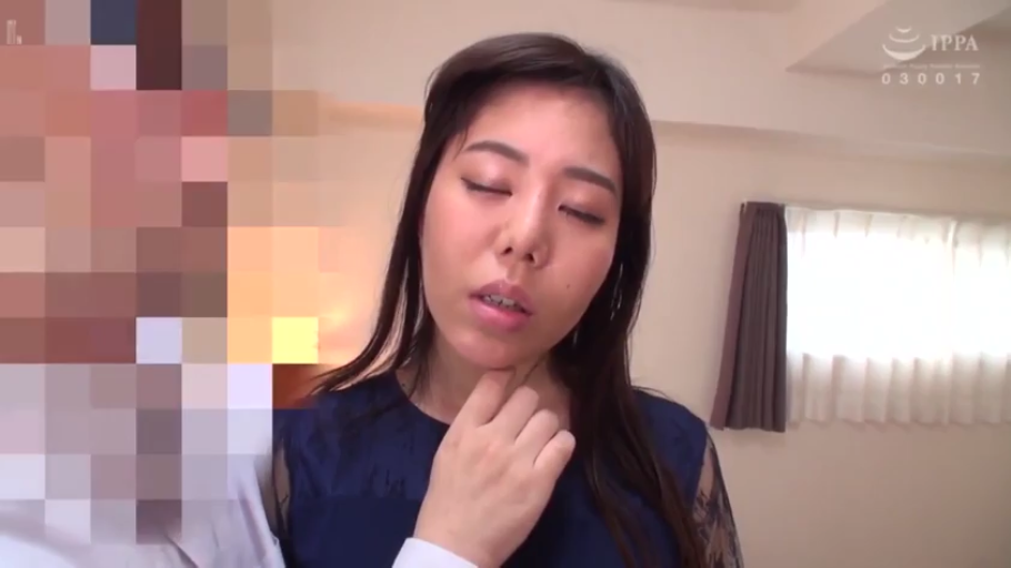 室內 · 脸部 · 马赛克 · 站立 · 享受 · 蓝色上衣 · 捏下巴