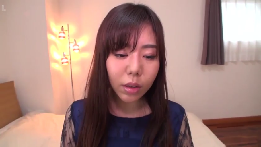 全身 · 落地灯 · 大笑 · 酒店客房 · 黑色吊带裙 · 庆祝 · 站姿举手
