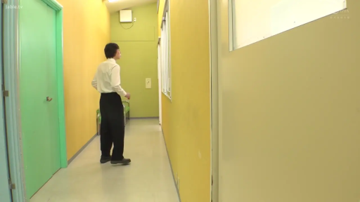 Stand · 全景 · shirt · Corridor · Male · Door · 走路