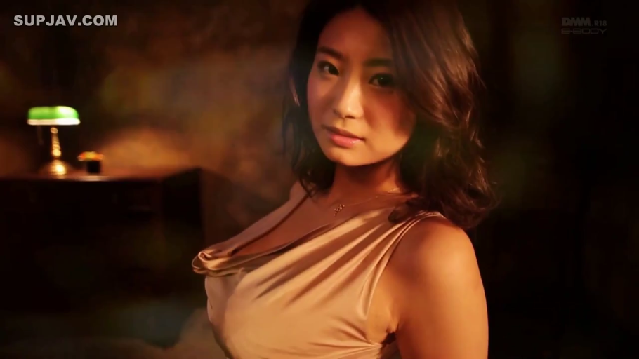 室内 · 脸部特写 · 紧身裙