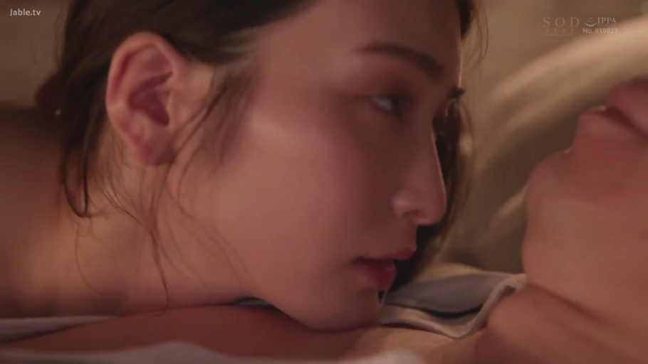 Close-up of the face · Bedroom · 俯卧 · Nude