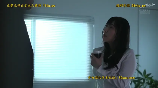 室内 · 站立 · 中景 · 白衬衫 · 好奇 · 职场 · 杯子 · 拿杯子