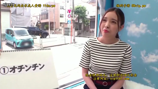 坐姿 · 微笑 · 半身 · 长发 · 访谈 · 看板 · 条纹短袖 · 街头