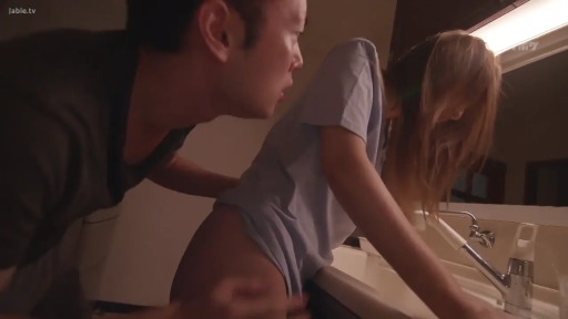 性交 · 专注 · 浴室 · 侧身 · 弯腰 · 洗手台 · 蓝色T恤 · 下半身失踪