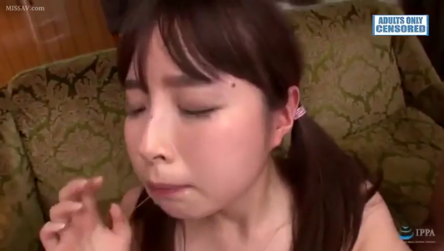 室内 · 站立 · 微笑 · 面对镜头 · 面部特写 · 绿色吊带 · 手表 · 生活感