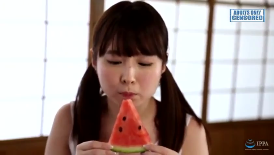 坐姿 · 脸部特写 · 和室 · 平静 · 白色背心 · 双马尾 · 西瓜 · 吃西瓜