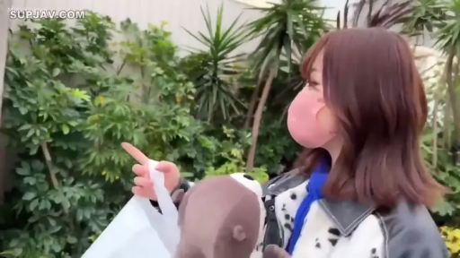 側面半身 · 觀察 · 戴口罩 · 毛絨玩偶 · 棕色中短发 · 斑点图案外套 · 户外绿植旁 · 侧站指向