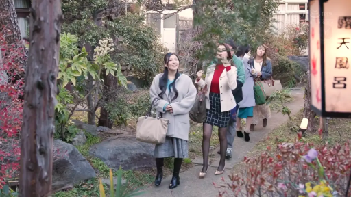 站立 · 全景 · 自然 · 手提包 · 多人 · 户外 · 散步 · 冬装