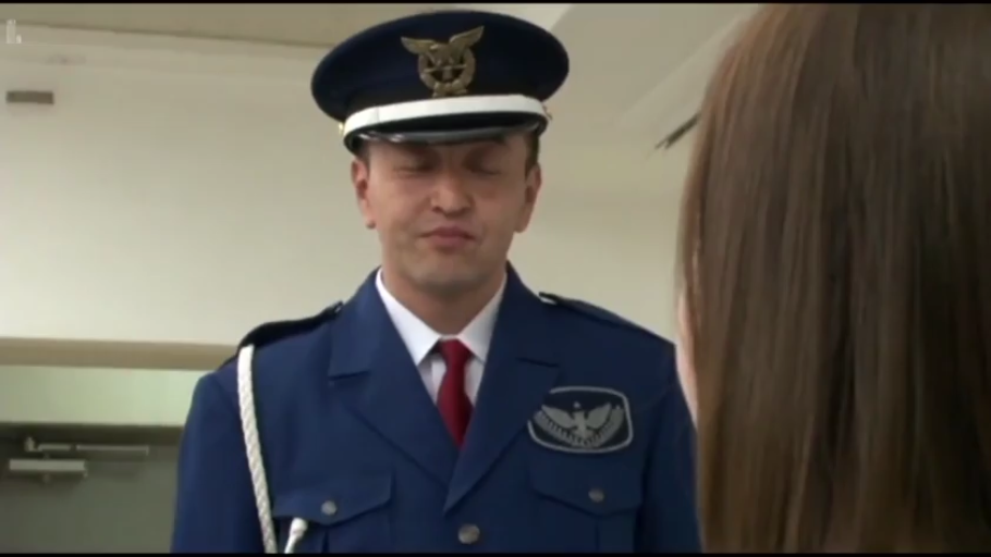 严肃 · 站立 · 走廊 · 对视 · 上半身 · 警服