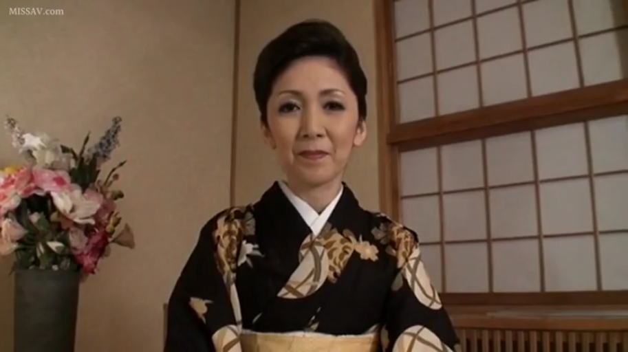 室内 · 便装 · 闭目 · 水杯 · 趴伏 · 玻璃杯 · 背景模糊 · 昏睡