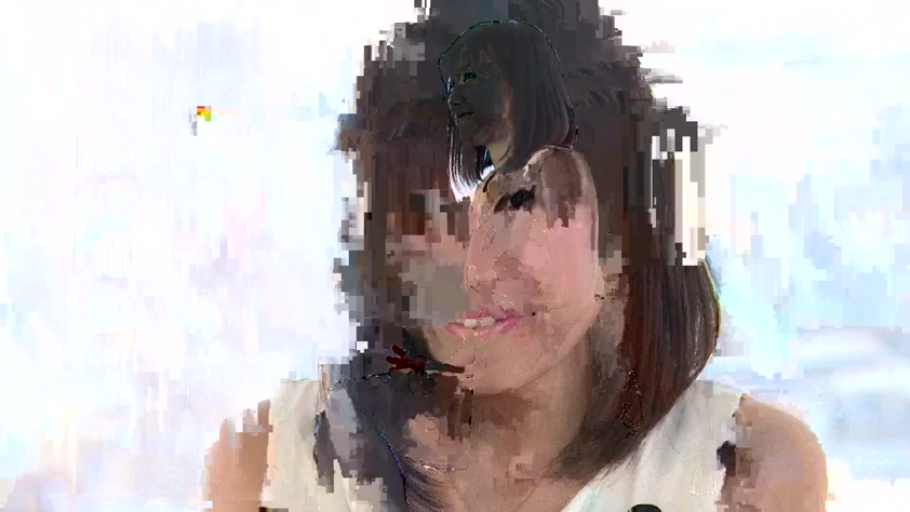 室内 · 脸部 · 微笑 · 正面 · 白色无袖衫 · 画面损坏