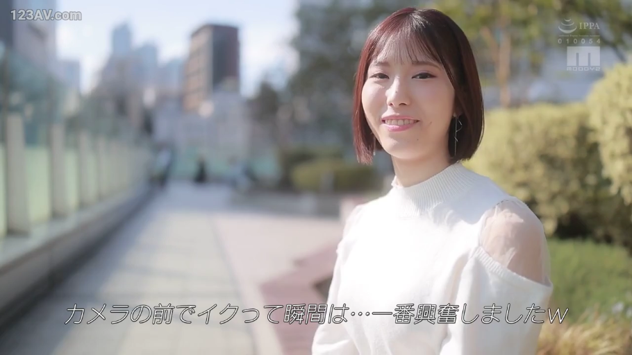 单人 · Stand · Smile · Outdoor · 近景 · 白色毛衣 · Interview