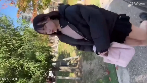 中景 · 自然 · 公園 · 野外露出 · 走动 · 黑色外套 · 日光