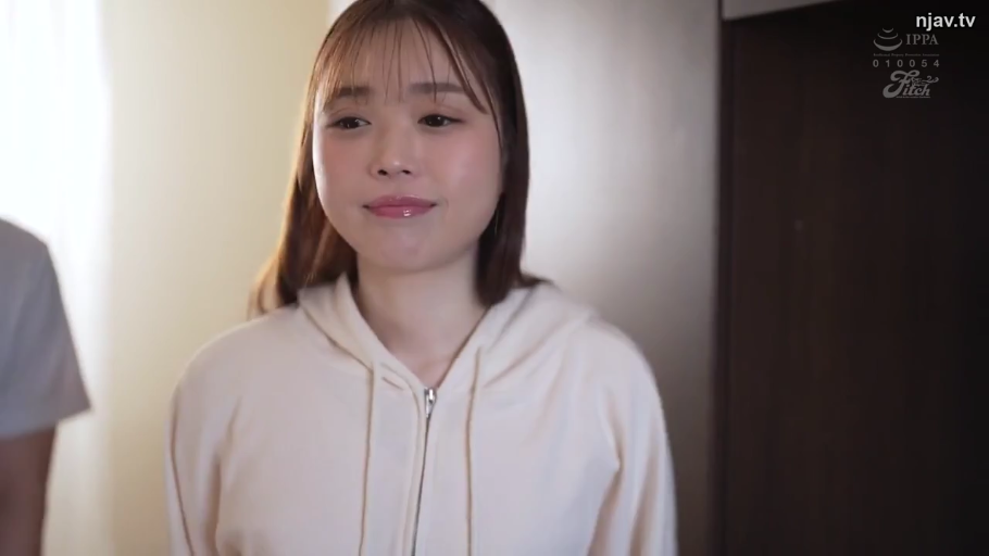 室內 · 面部 · 站姿 · 米色连帽衫