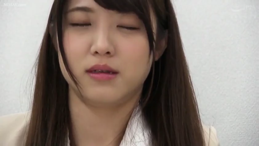 室内 · 脸部 · 闭眼 · 西装 · 隐忍 · 正面 · 大特写