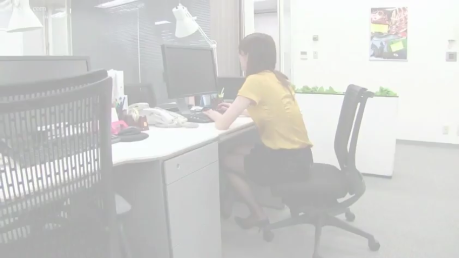 坐姿 · 专注 · 办公室 · 中景 · 电脑 · 办公 · 职场 · OL套装