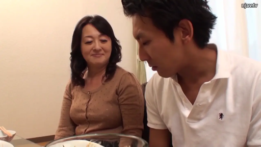 Sitting Posture · Half-body close-up · Casual wear · 餐厅 · Peaceful · Dining · 餐具 · Male and female