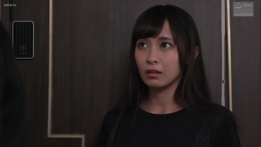 Stand · 特写 · Stare · 惊讶 · 黑色上衣 · 室内门口 · 剧情感 · 门禁感应器