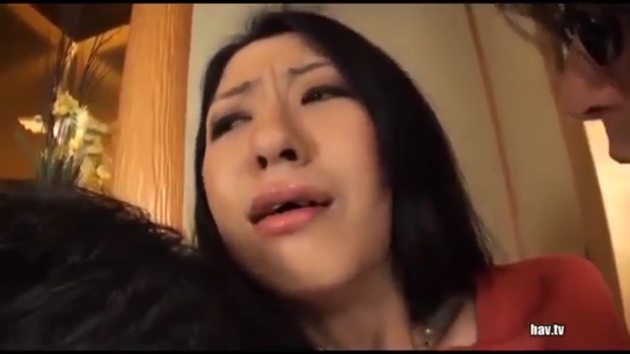 室内 · 性行为 · 面部特写 · 躺姿 · 陶醉表情 · 红色上衣 · 亚洲熟女